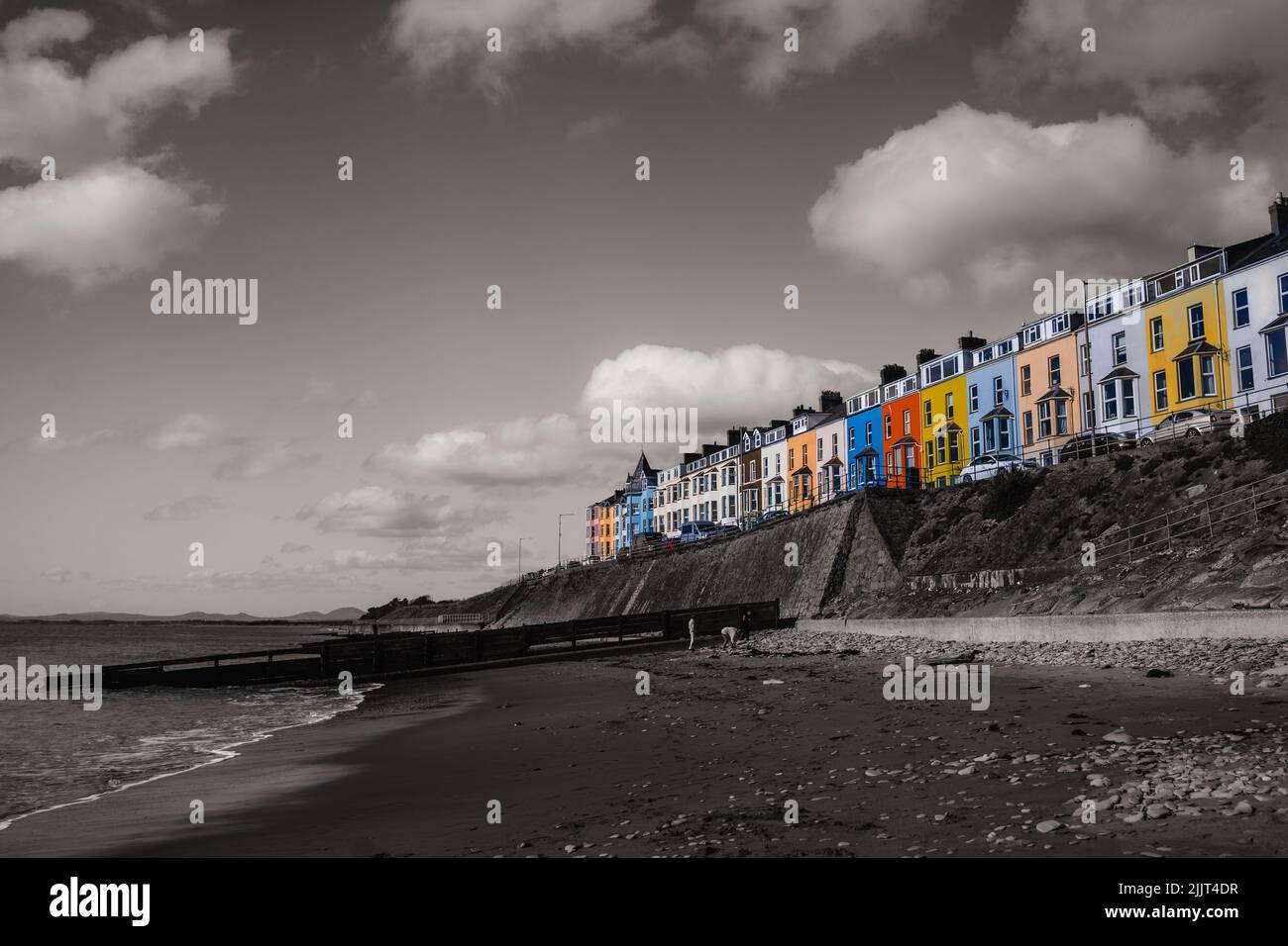 The Criccieth, Gwynedd, North Wales, Großbritannien. Meerestrasse. Farbenfrohe Wohnhäuser am Meer Stockfoto