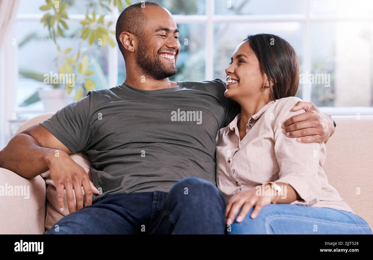 Ich liebe diese entspannten Tage mit Ihnen. Ein glückliches junges Paar, das sich zu Hause entspannt. Stockfoto