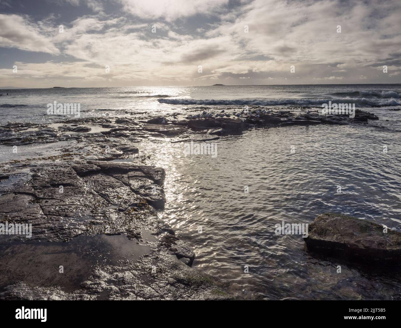 Wintersonnengang über der Tasmanischen See am Fishermans Rocks Port Kembla Stockfoto