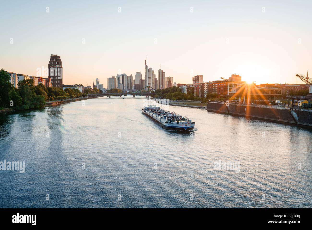 Eine Drohnenaufnahme der Skyline von Frankfurt am Main und ein Schiff in Deutschland Stockfoto