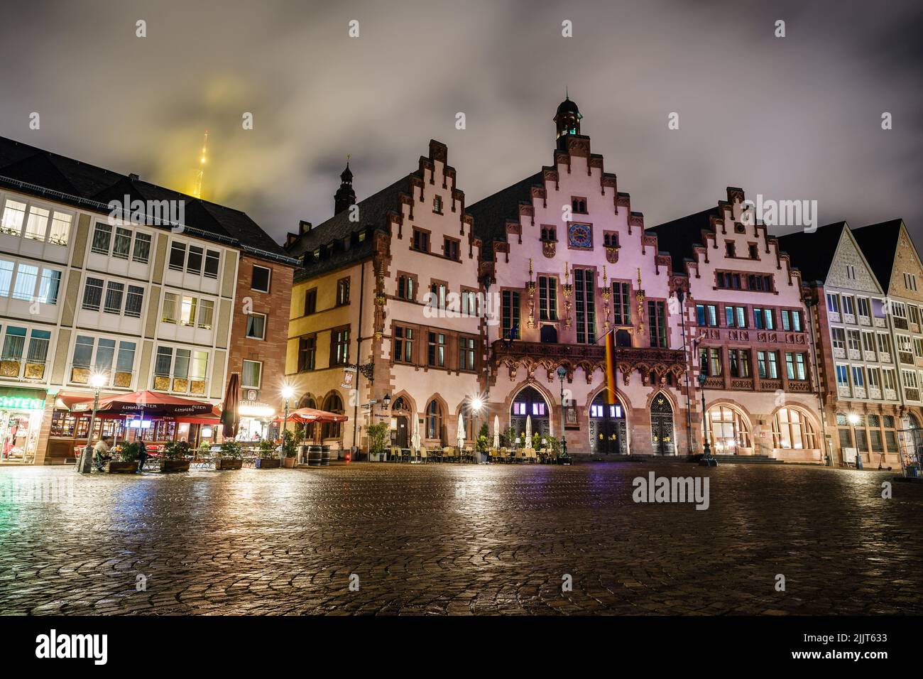Die historische Altstadt von Frankfurt, Deutschland, mit einzigartigem Architekturstil am Abend Stockfoto