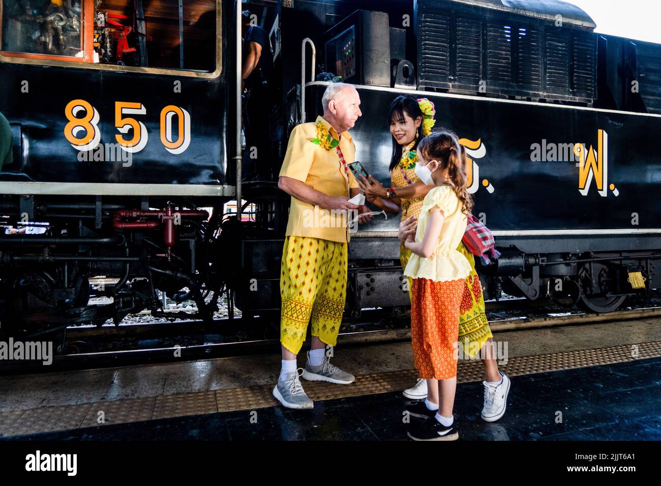 Bangkok, Thailand. 28.. Juli 2022. Eine Familie in traditioneller ...