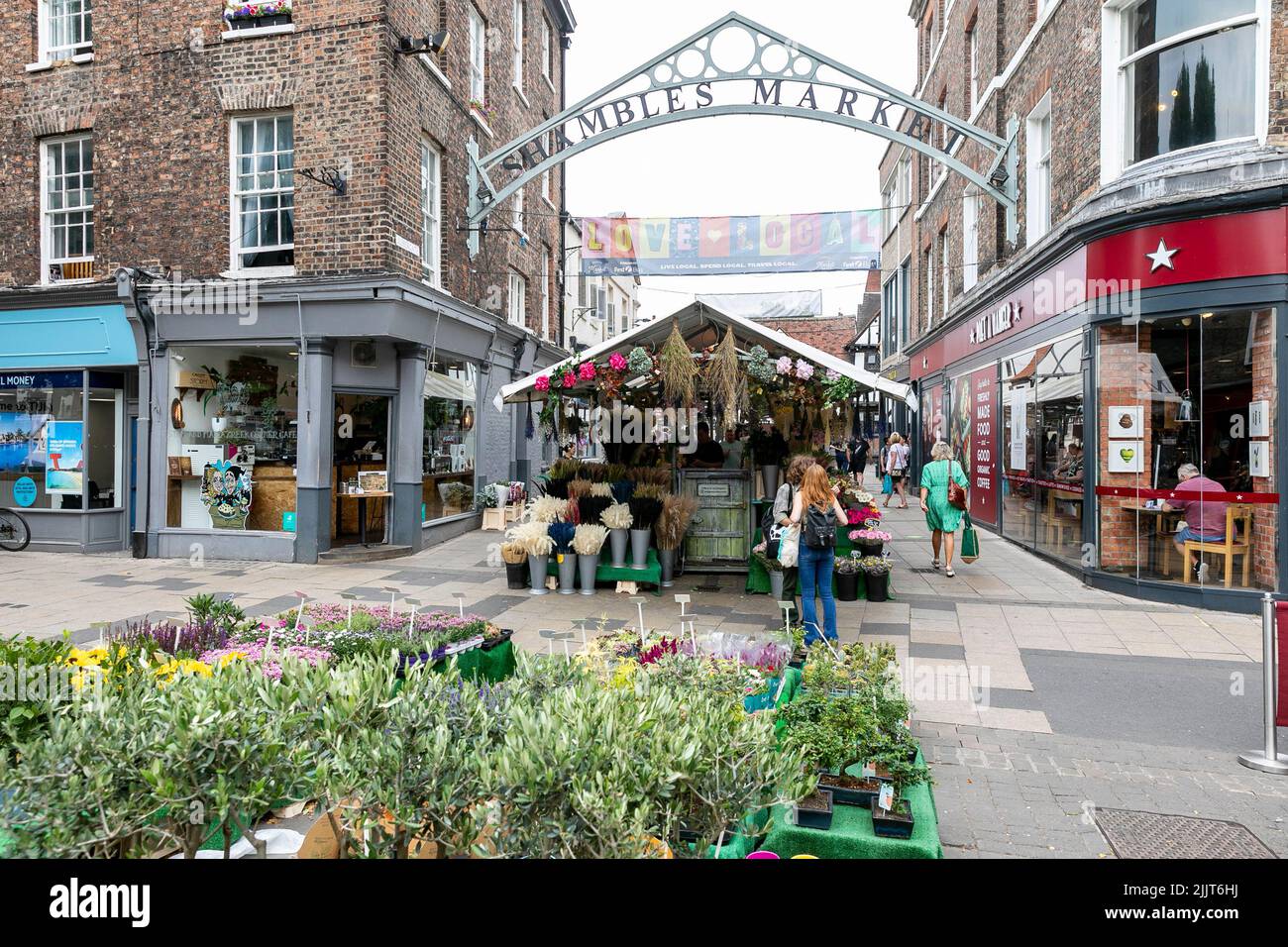 Das Shambles Marktgebiet im Stadtzentrum von York mit Markthändlern, die Waren verkaufen, York, England, Großbritannien im Sommer 2022 Stockfoto
