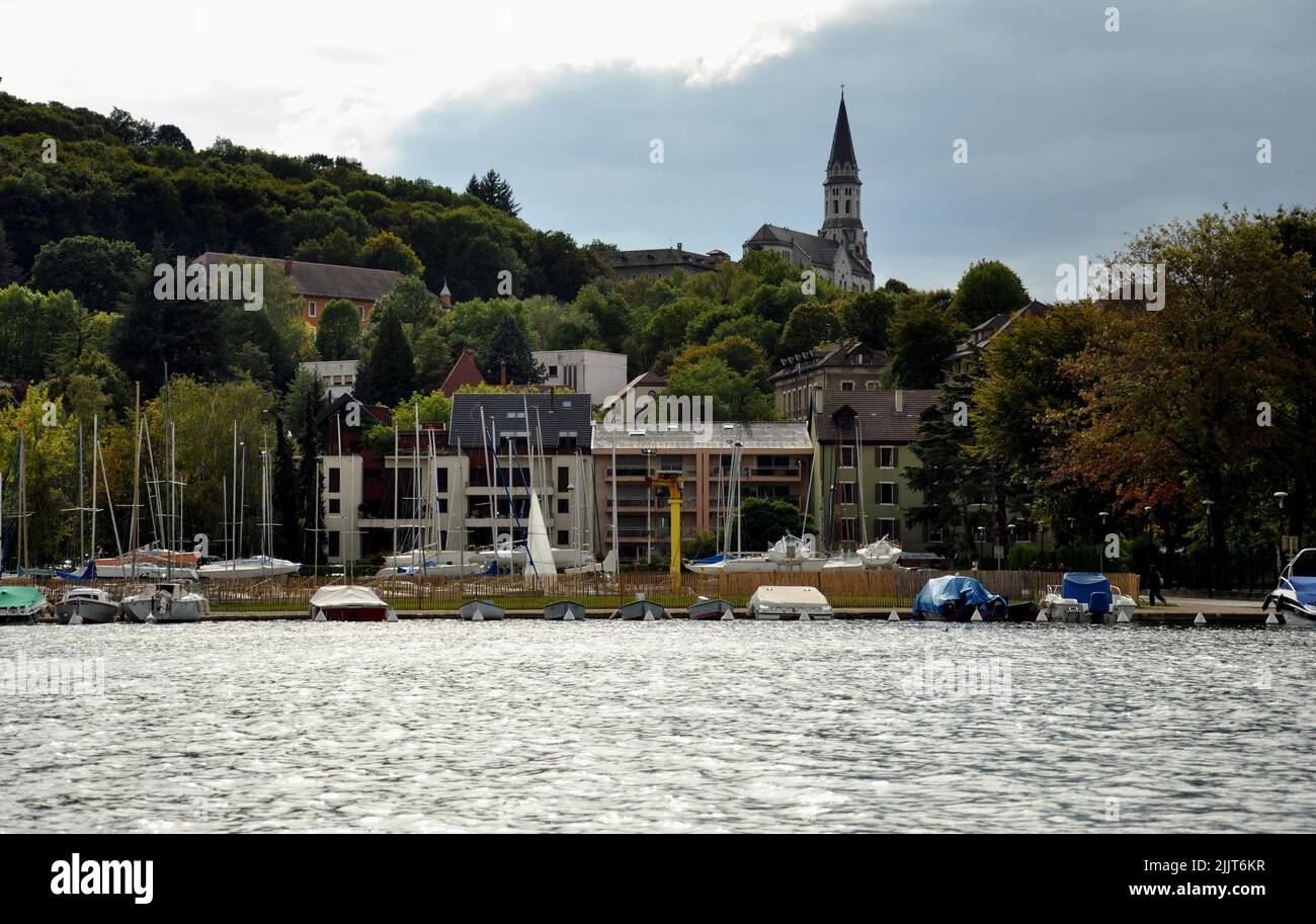 Blick auf den See und die Stadt Annecy am Fuße des Hügels in Frankreich Stockfoto