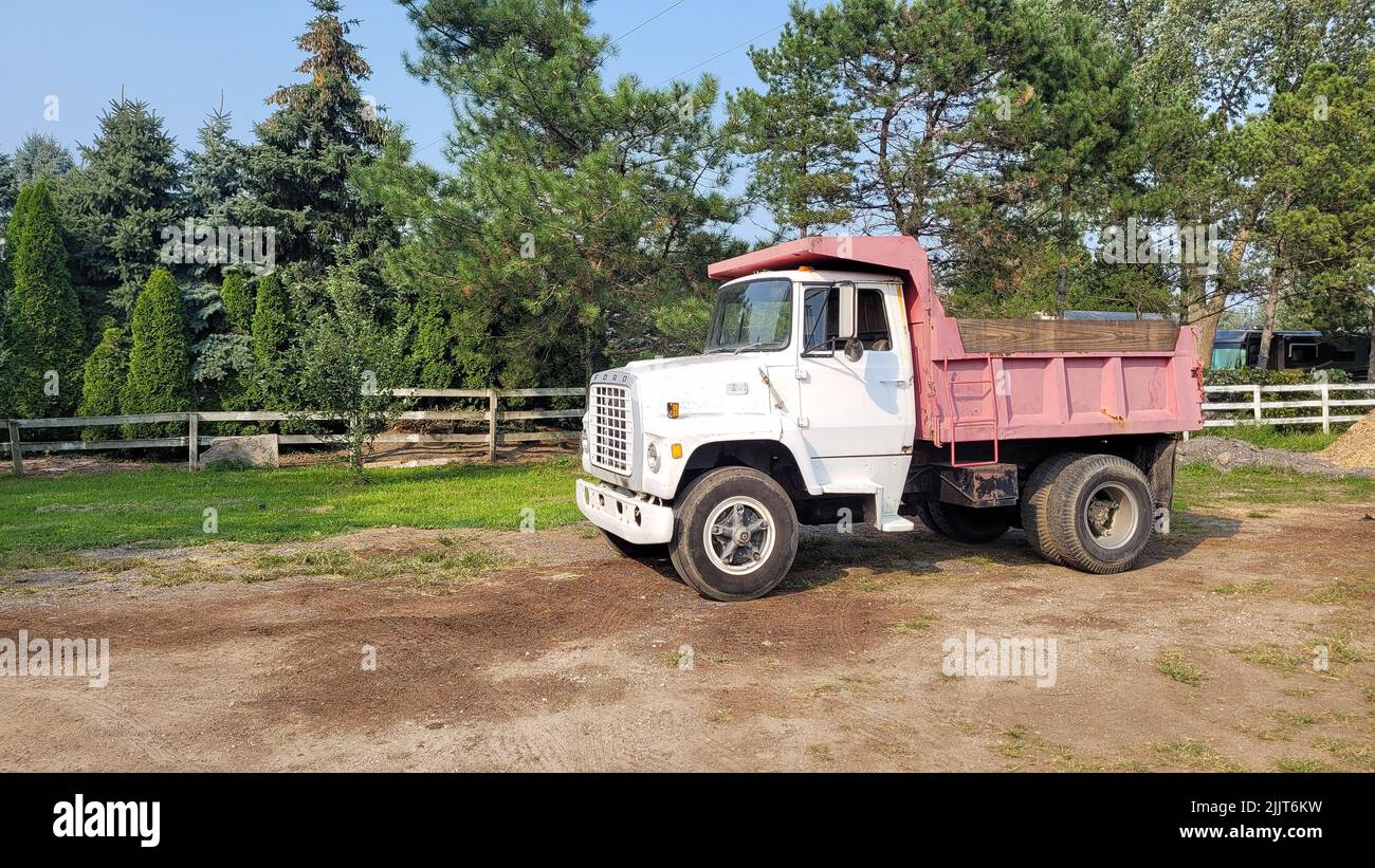 Ein alter Ford L800 Dump Truck aus dem Jahr 1972 im Park Stockfoto