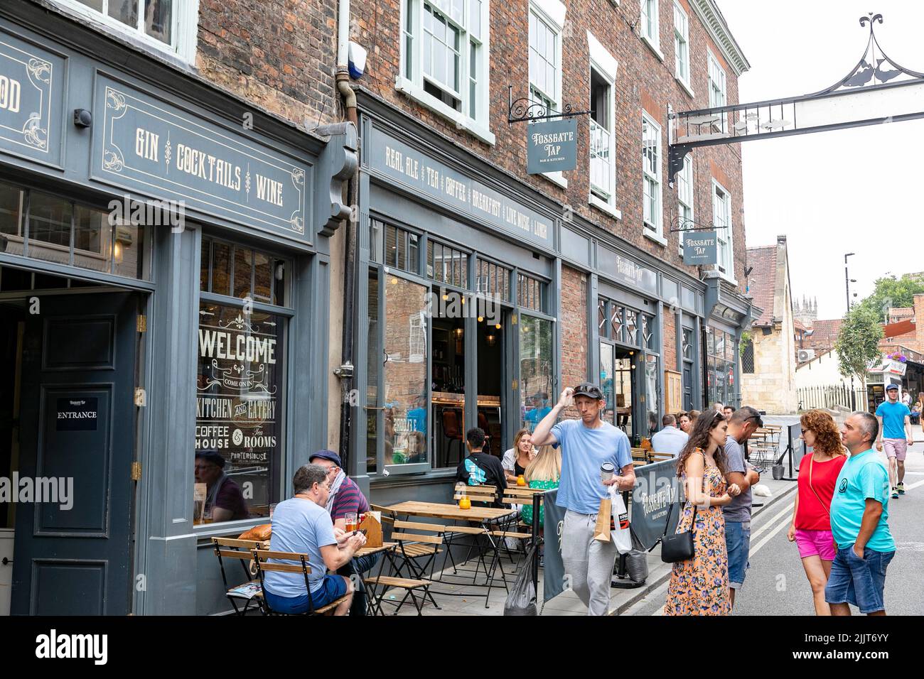 Das historische Stadtzentrum von York, das Kaufmannsviertel von Fossgate und das öffentliche Pub Fossgate Tap, York, Yorkshire, England, Sommer 2022 Stockfoto