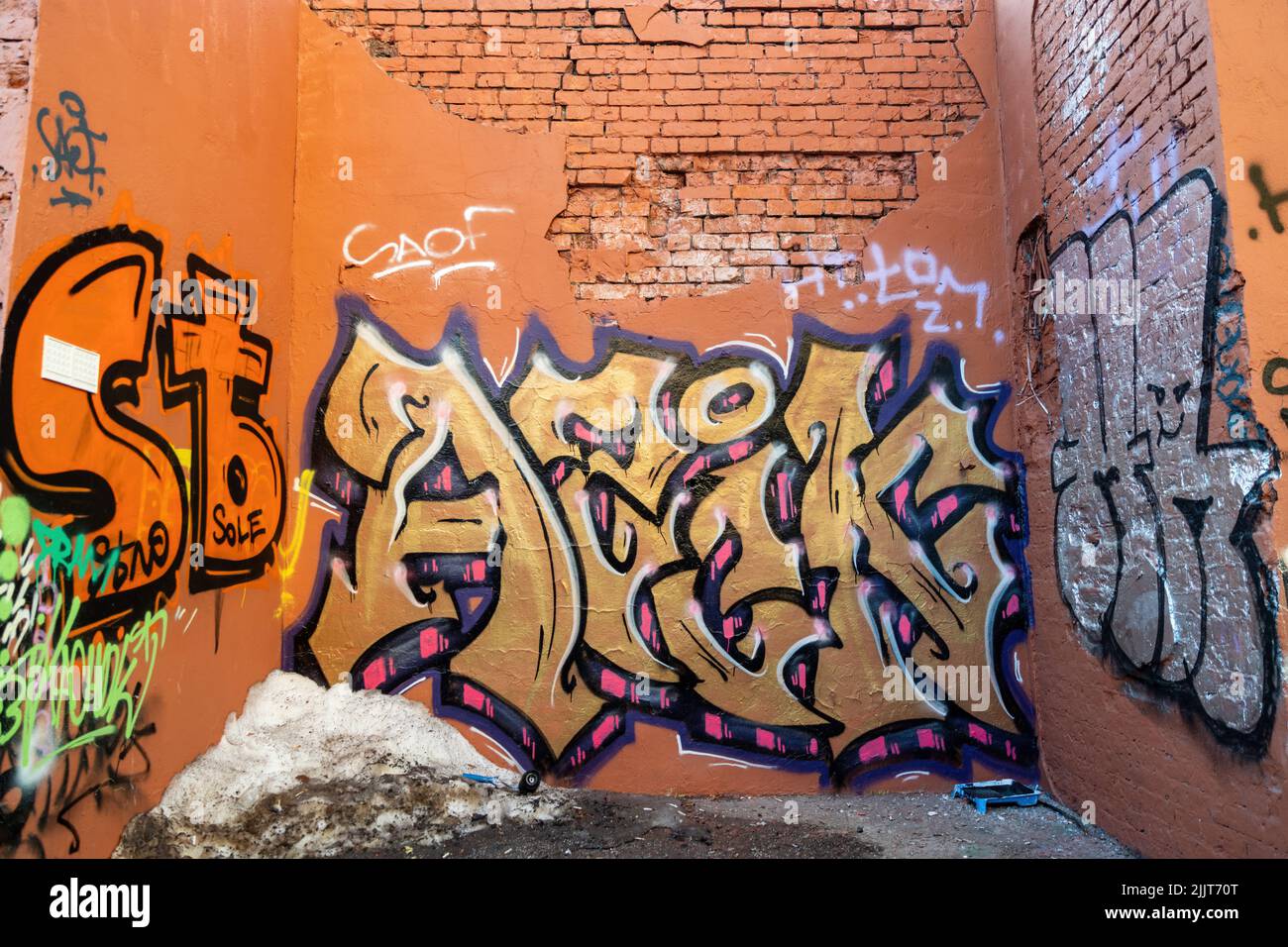 Eine Aufnahme von Social Graffiti Street Art Gemälde von abstraktem Orange Schrift in Blase Buchstaben an einer Wand Stockfoto