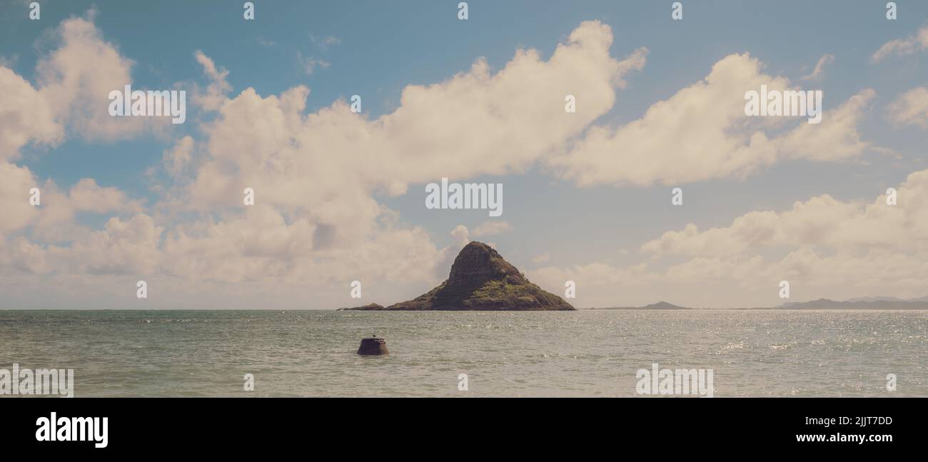 Die Chinaman's hat Island an einem sonnigen, bewölkten Tag Stockfoto
