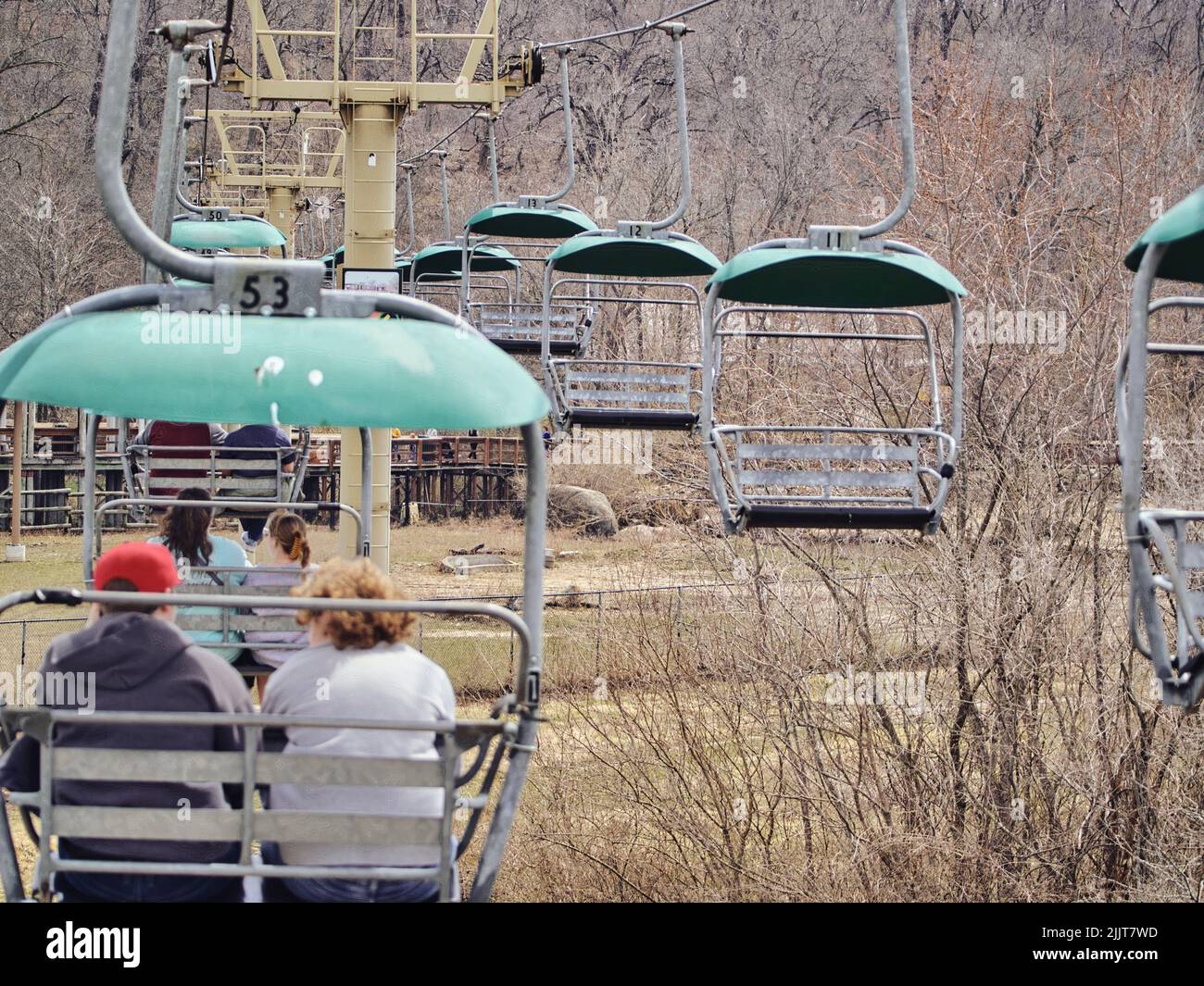 Die African Sky Safari Seilbahn im Kansas City Zoo Afrika Gebiet mit Besuchern Stockfoto