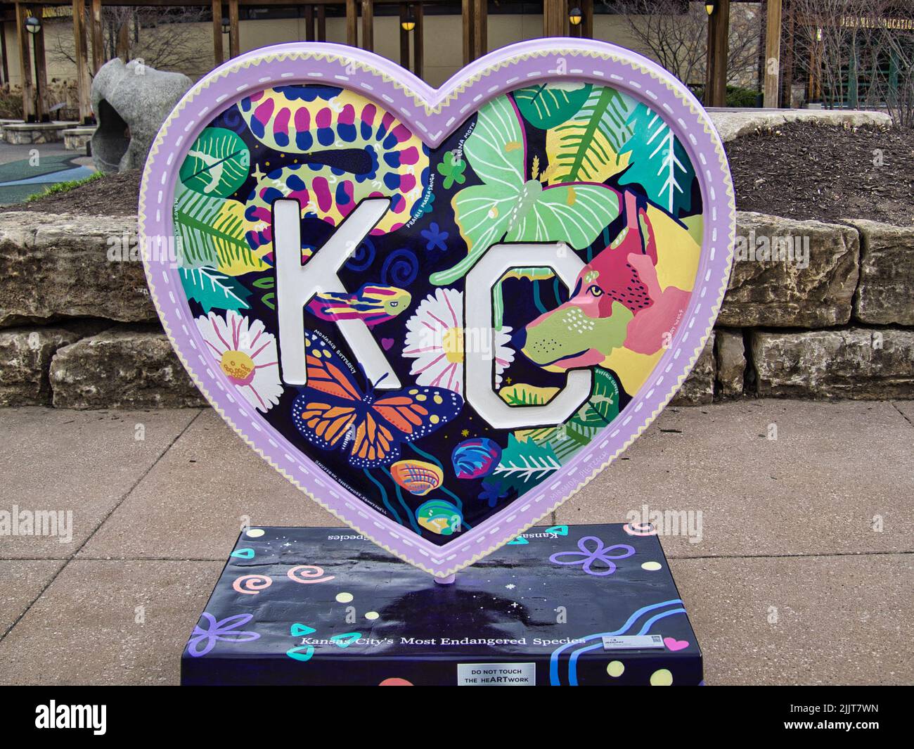 Ein herzförmiges KC-Schild im Kansas City Zoo - Parade der Herzen Stockfoto
