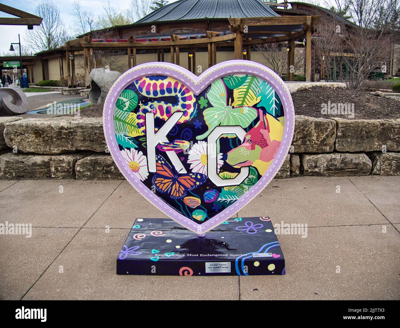 Ein herzförmiges KC-Schild im Kansas City Zoo - Parade der Herzen Stockfoto