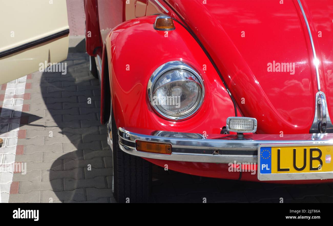 Lublin, Polen. 23. Juli 2022. Classic rot deutschen Auto volkswagen Beetle Stockfoto