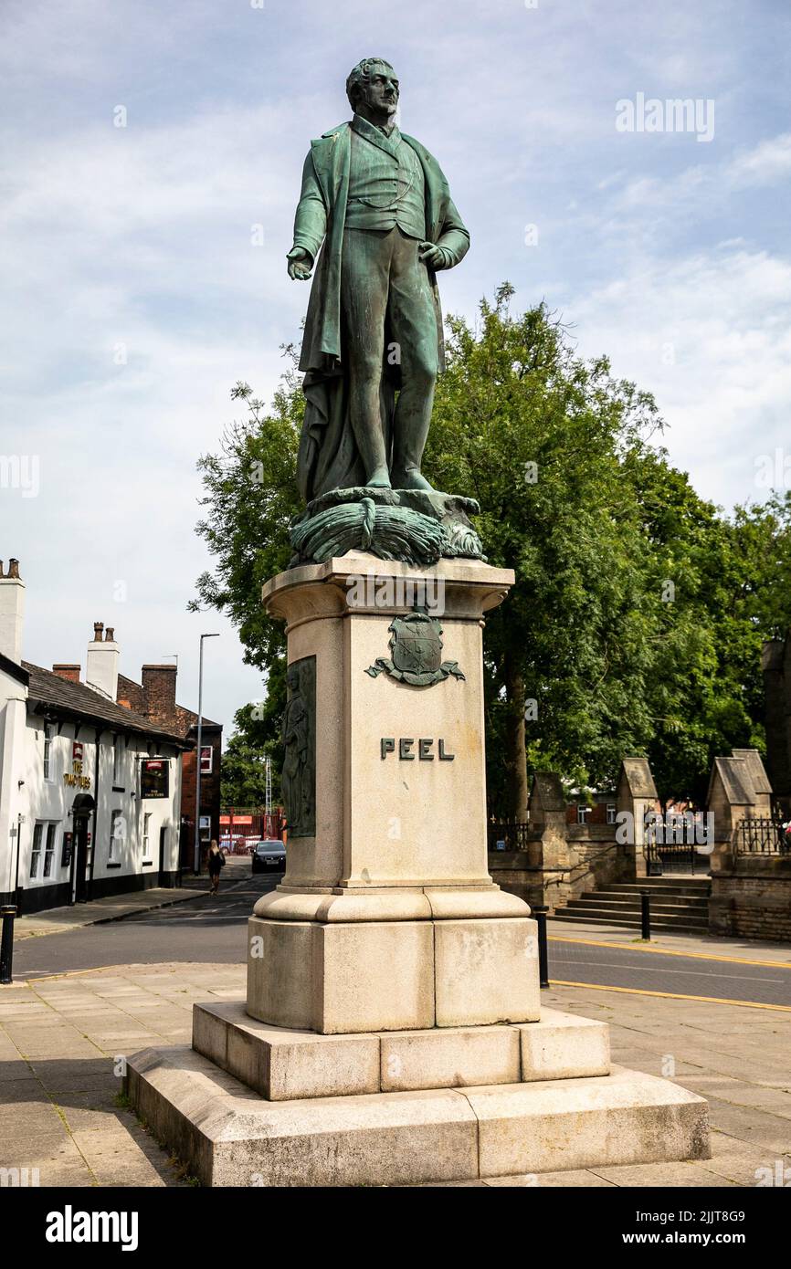 Statue von Sir Robert Peel, dem ehemaligen britischen Premierminister und Gründer der Polizei, in Bury Greater Manchester, seiner Heimatstadt, England, Großbritannien Stockfoto