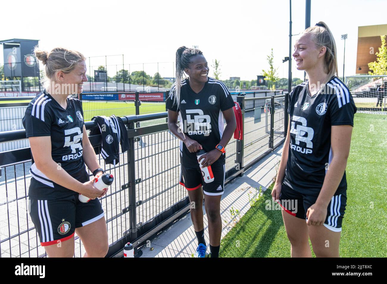 Rotterdam - (l-r) Sanne Koopman von Feyenoord Vrouwen 1, Danique Ypema von Feyenoord Vrouwen 1, Amber Verspaget von Feyenoord Vrouwen 1 während des Trainings Stockfoto