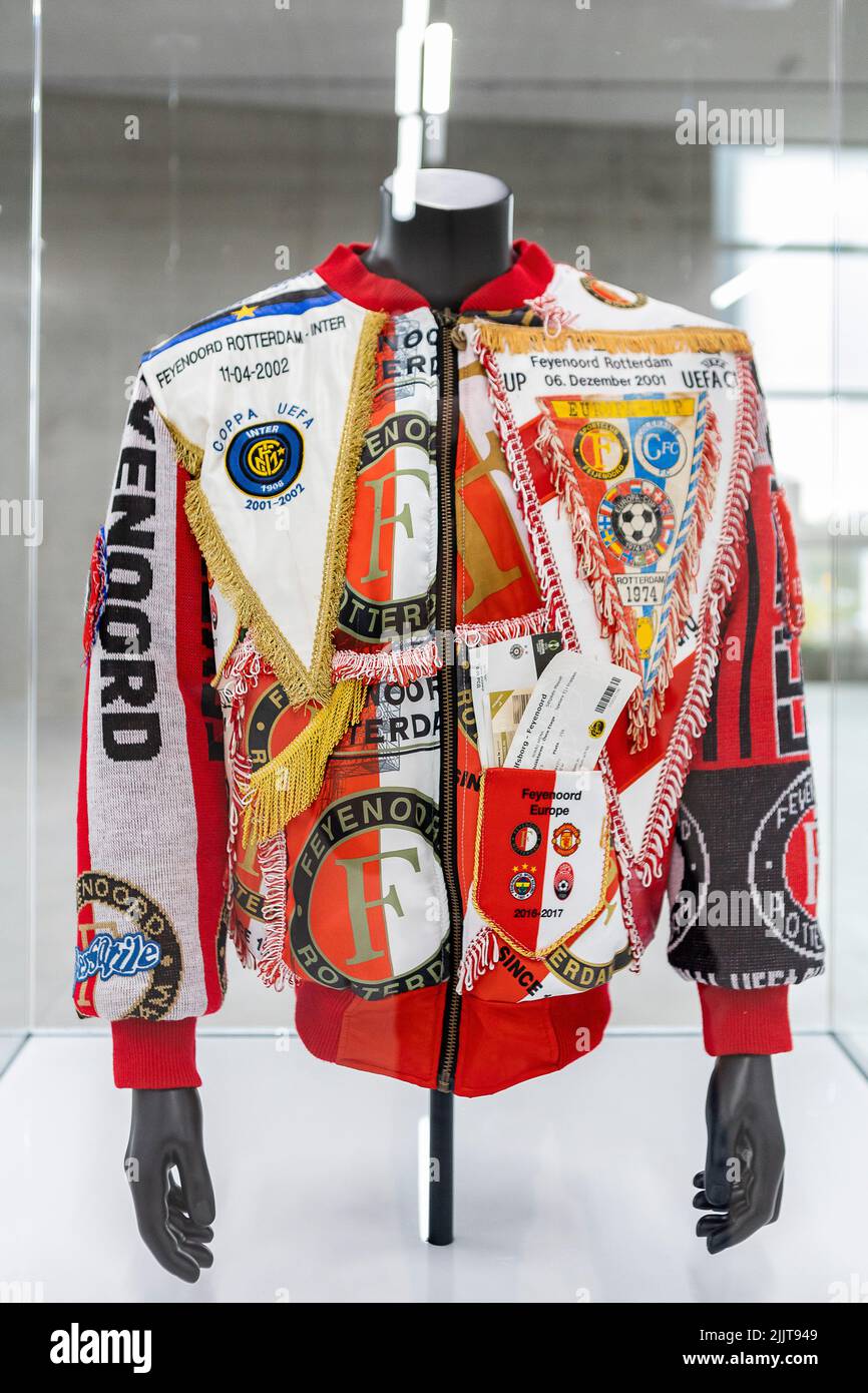Erinnerungsstücke Jacke mit Fußballverein Feijenoord Symbol und Farben auf dem Display Stockfoto
