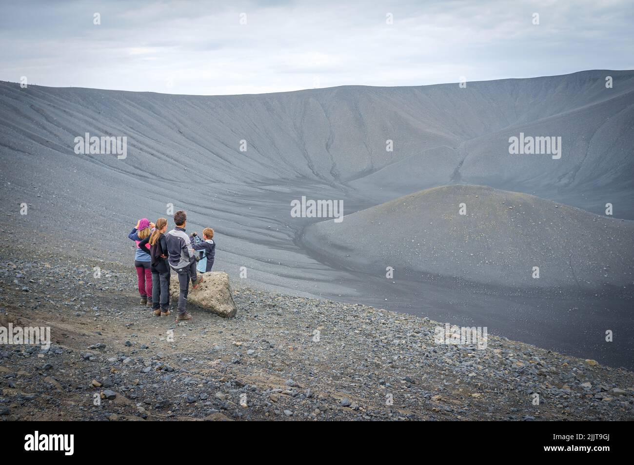 Eine schöne Aufnahme einer Gruppe von Wanderern auf dem Hverfjall Vulkan in Island östlich des Myvat Sees Stockfoto