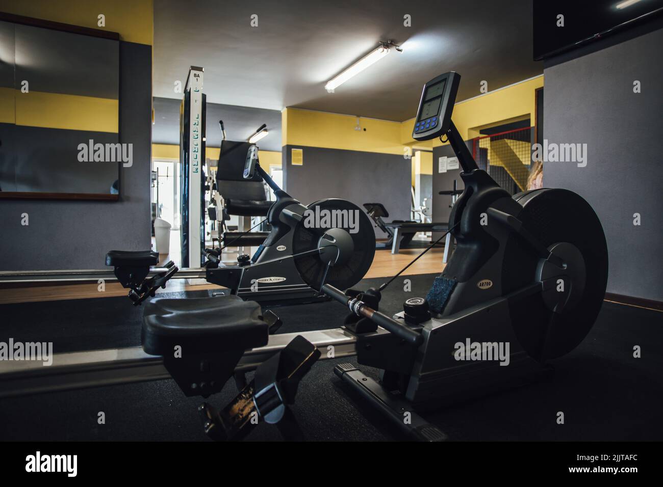 Eine Weitwinkelaufnahme eines modernen Bodybuilding-Fitnessstudios mit Trainingsgeräten Stockfoto
