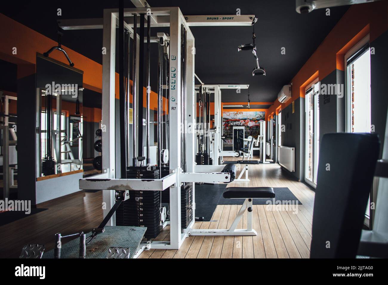 Eine Weitwinkelaufnahme eines modernen Bodybuilding-Fitnessstudios mit Trainingsgeräten Stockfoto