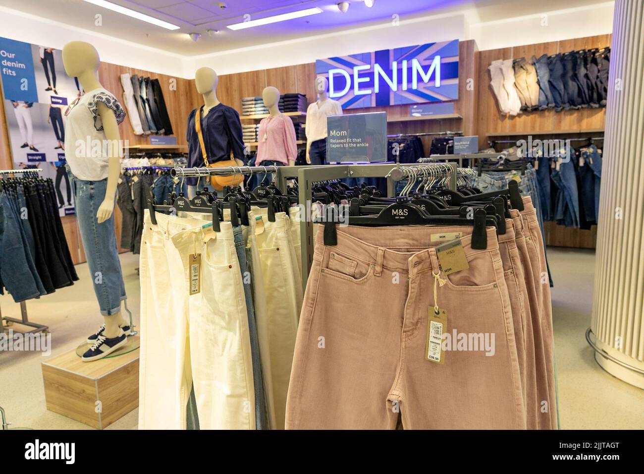 Denin Hosen Hosen Jeans für Frauen zum Verkauf in einem Marks and Spencer Geschäft in Bury, Manchester, UK Stockfoto