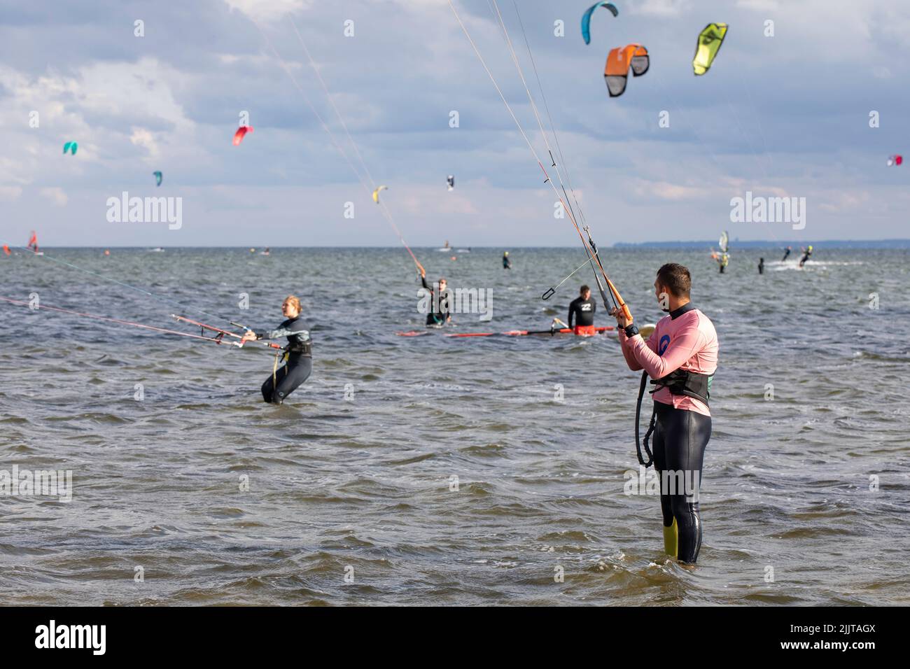 Kitesurfen, Himmel voller Drachen, Kitesurfer, Golf von Danzig, Hel Peninsula, Polen. Stockfoto