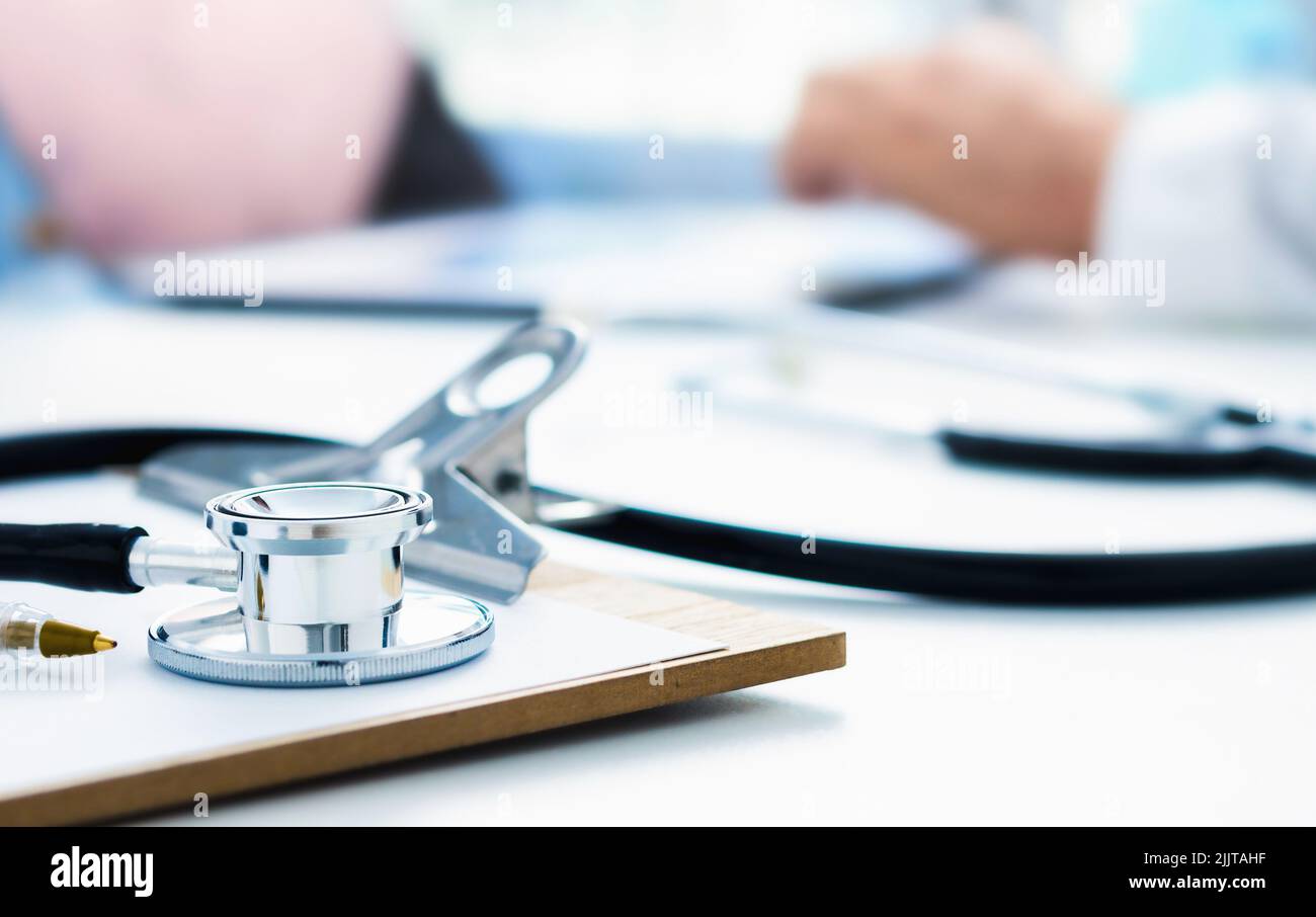 Patientenbetreuung Online-Medizinberatung Stethoskop und Clipboard am Arztarbeitsplatz Stockfoto