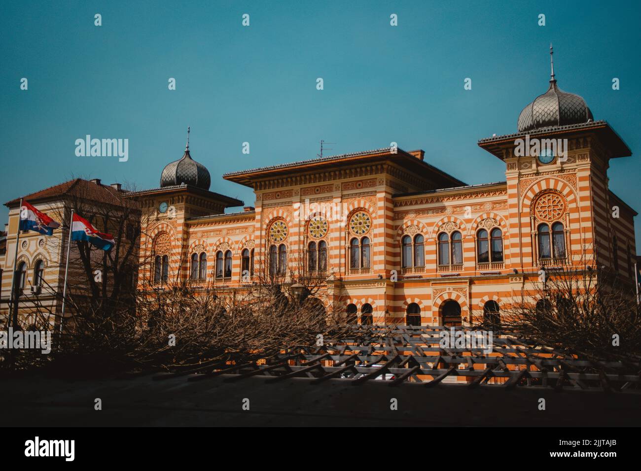 Das äußere Design des Rathauses des Bezirks Brcko mit zwei Flaggen vorne in Bosnien und Herzegowina Stockfoto