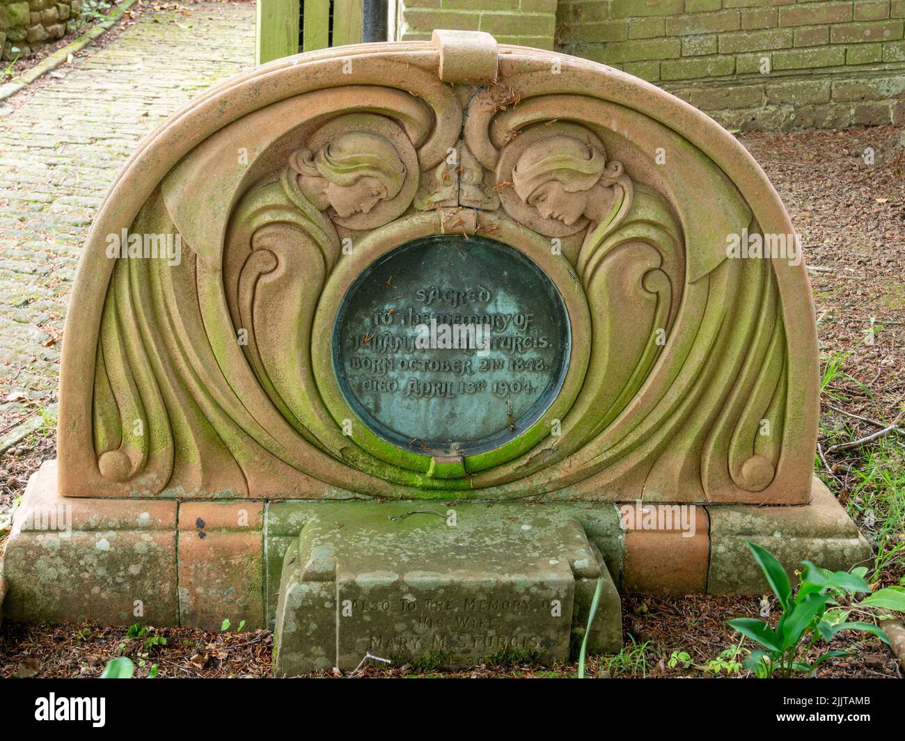 Geschnitzter Terrakotta-Grabstein auf dem Watts Chapel Cemetery, Compton, Guildford, Surrey, Großbritannien Stockfoto