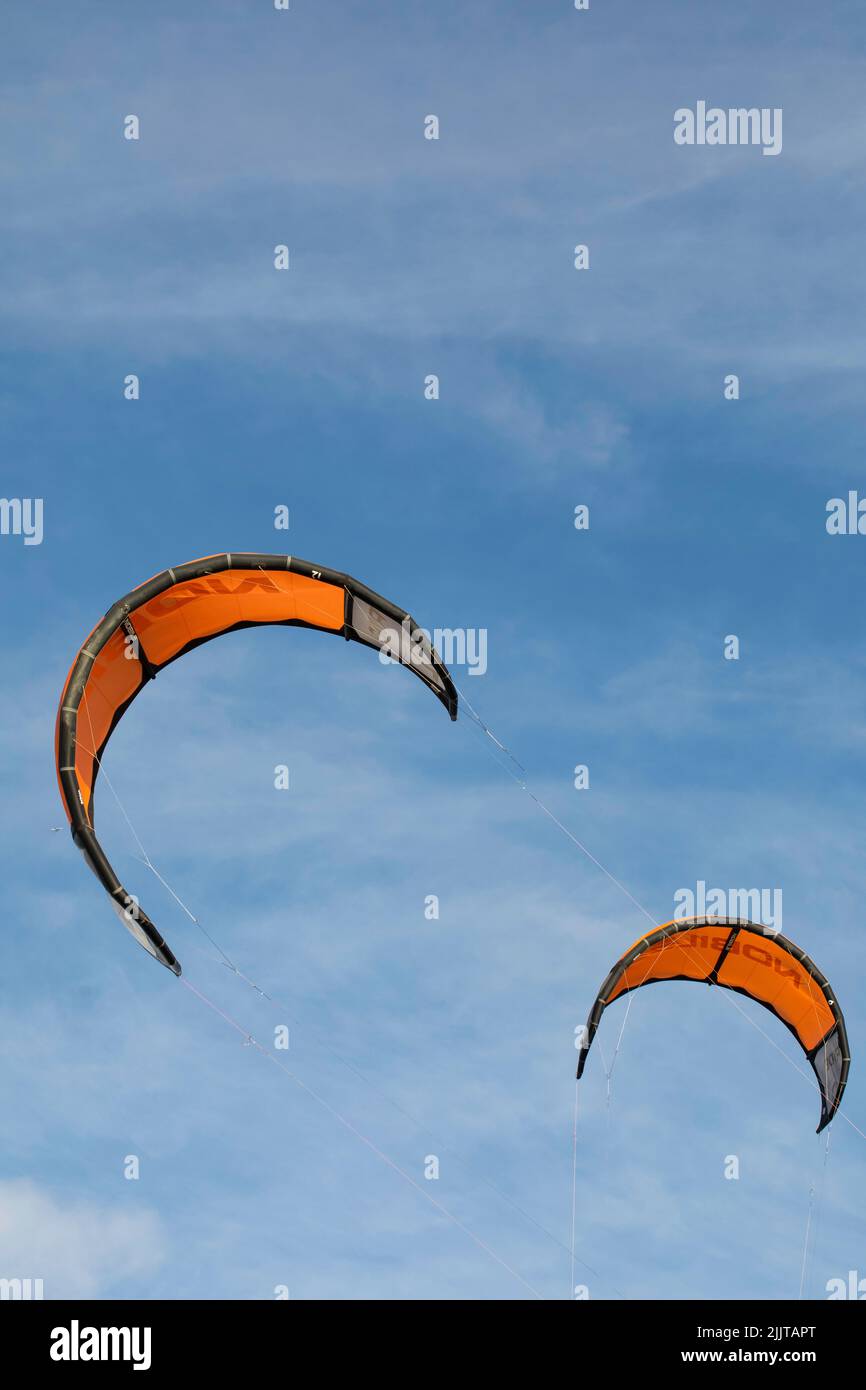 Chałupy, Polen - Kitesurfen, Wassersport. Viele Drachen auf blauem Himmelshintergrund. Blick auf den Golf von Danzig. Stockfoto