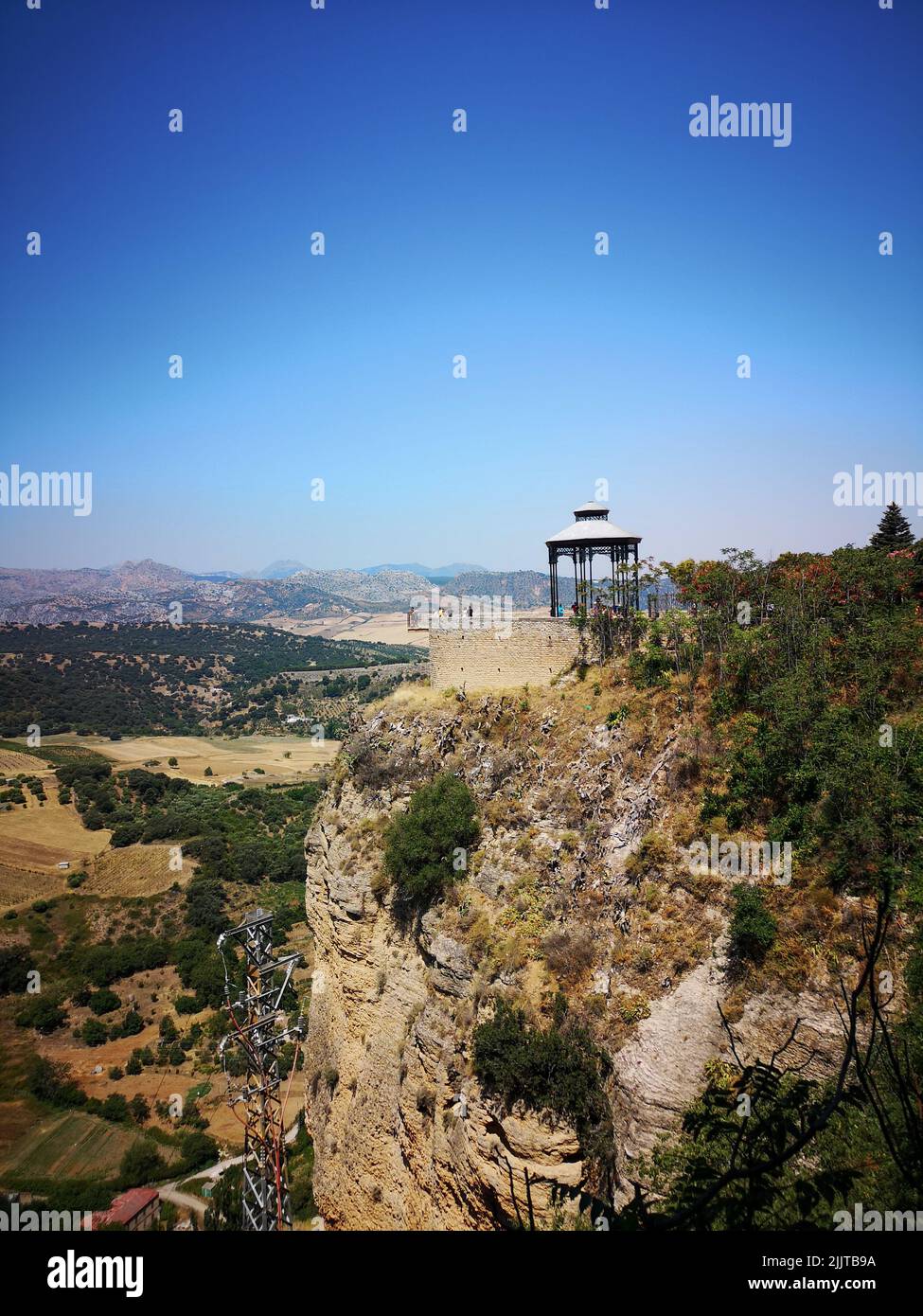 Eine vertikale Aufnahme eines Pavillons auf einer Klippe, umgeben von wilder Landschaft Stockfoto