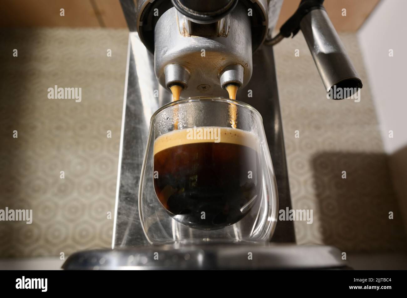 Weitwinkel der Espressomaschine und Espressotasse mit Schaumstoff Stockfoto