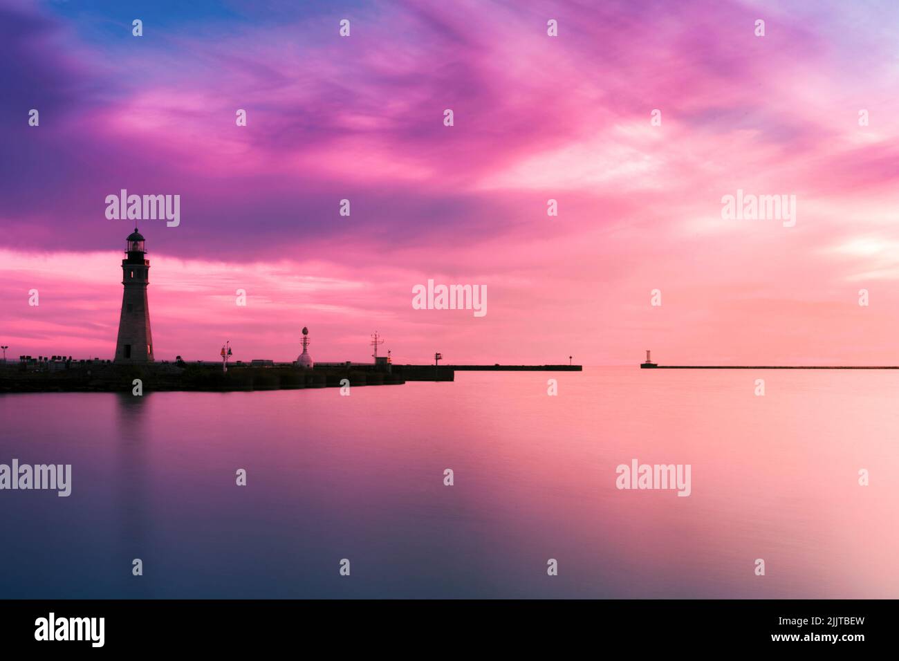 Eine faszinierende Szene des Lake Erie Water Lighthouse bei Sonnenuntergang mit rotem Himmel Stockfoto