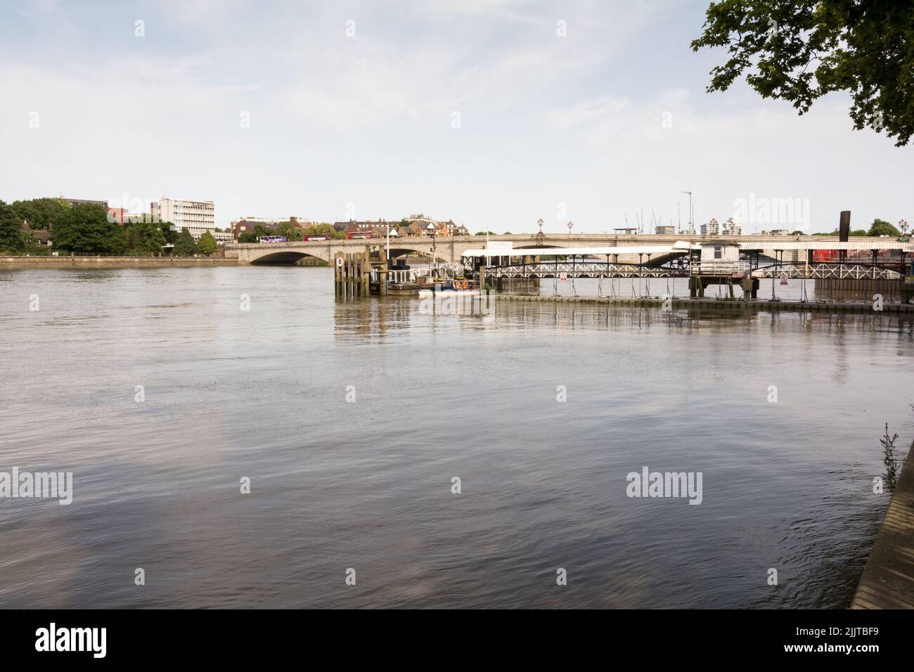 Putney Bridge und Putney Pier im Südwesten von London, England, Großbritannien Stockfoto