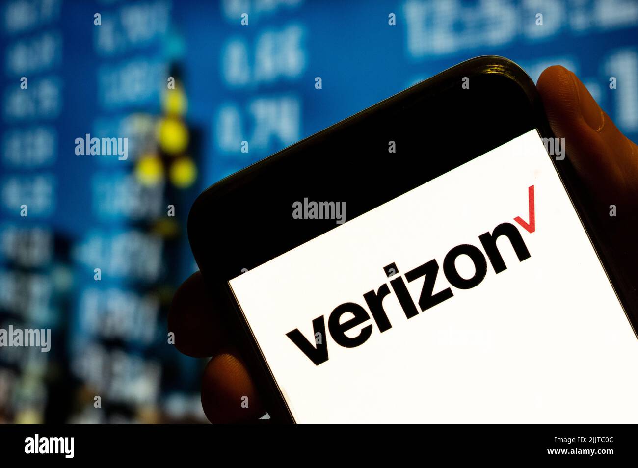 China. 25.. Juli 2022. In dieser Abbildung wird das Verizon-Logo des amerikanischen multinationalen Telekommunikationskonzerns auf einem Smartphone-Bildschirm angezeigt. (Foto von Budrul Chukrut/SOPA Images/Sipa USA) Quelle: SIPA USA/Alamy Live News Stockfoto