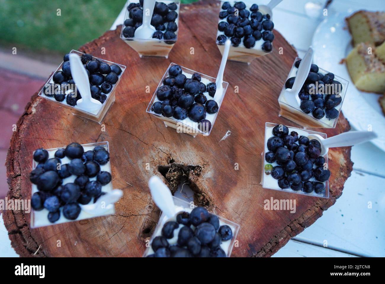 Eine Nahaufnahme von Blaubeer-Mousse-Tassen auf dem Hochzeitstisch Stockfoto