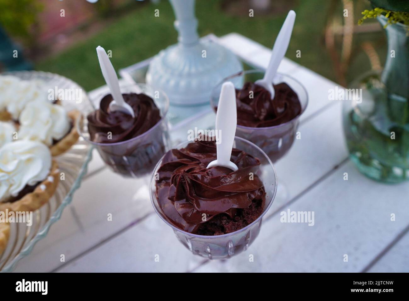 Eine Nahaufnahme von Schokoladen-Mousse-Tassen auf dem Hochzeitstisch Stockfoto