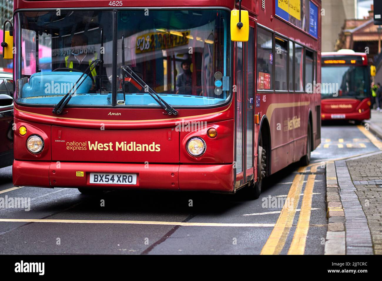 Roter Doppeldeckerbus mit öffentlichen Verkehrsmitteln im Stadtzentrum von Birmingham Stockfoto