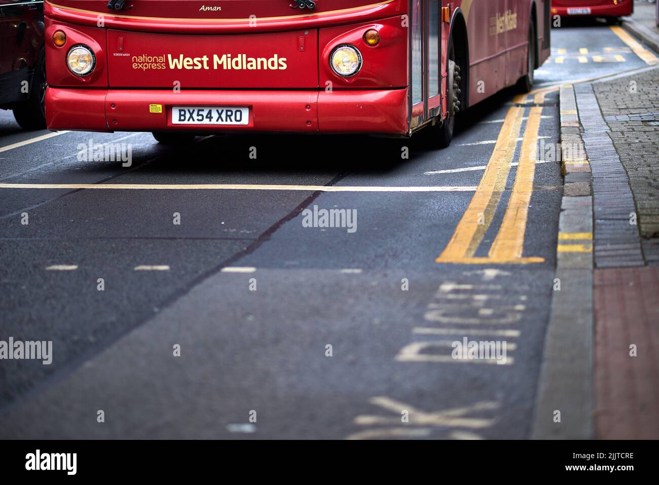 Roter Doppeldeckerbus mit öffentlichen Verkehrsmitteln im Stadtzentrum von Birmingham Stockfoto