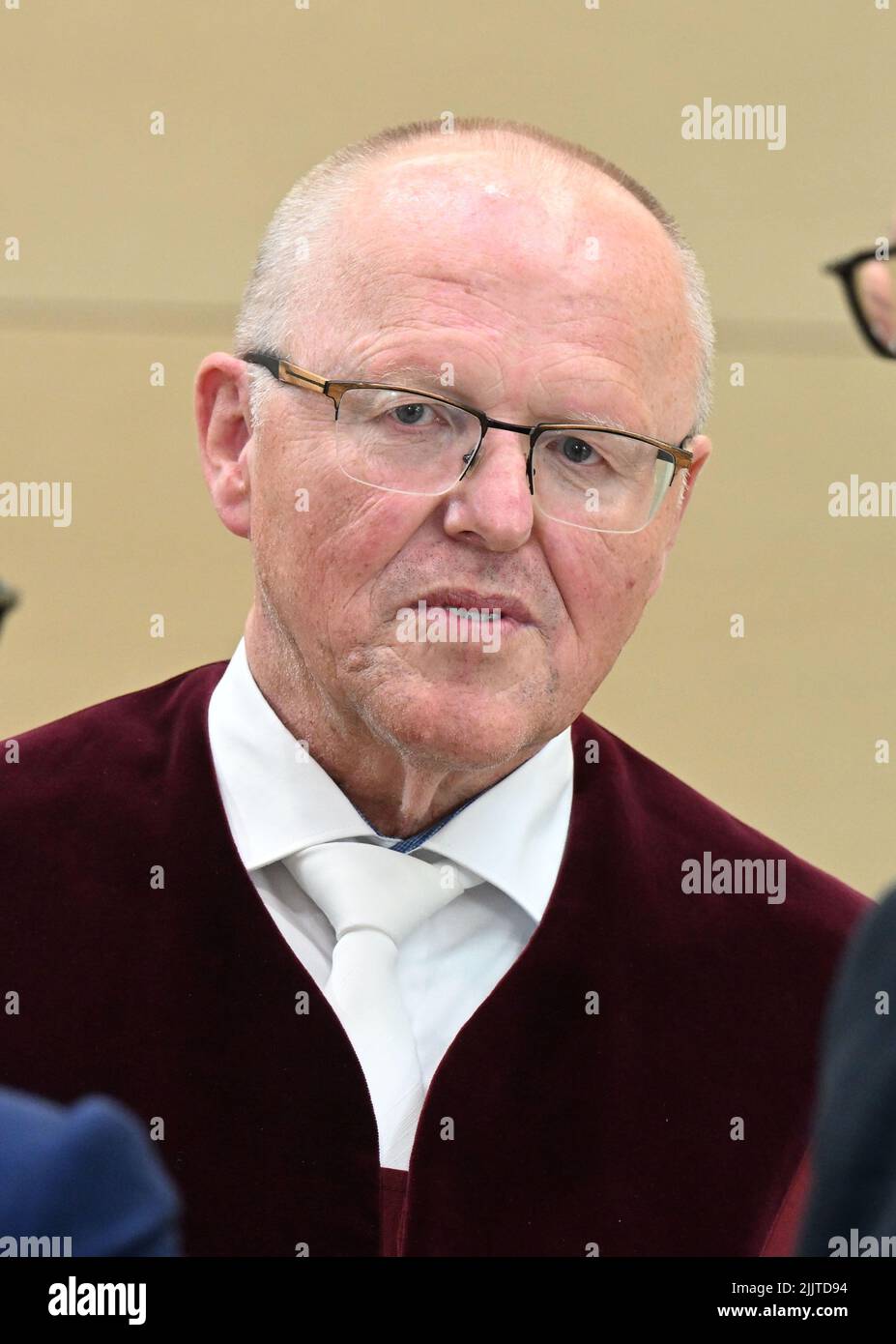 Karlsruhe, Deutschland. 28.. Juli 2022. Johann Schmid, Bundesanwalt in der Anhörung zur Überprüfung des Urteils im Mordfall Lübcke, wartet vor dem Bundesgericht auf den Beginn des Prozesses. Rund drei Jahre nach der Tötung des CDU-Politikers Walter Lübcke hört der BGH die Berufungen der Bundesanwaltschaft, der Angeklagten und der Mitkläger. Quelle: Uli Deck/dpa Pool/dpa/Alamy Live News Stockfoto