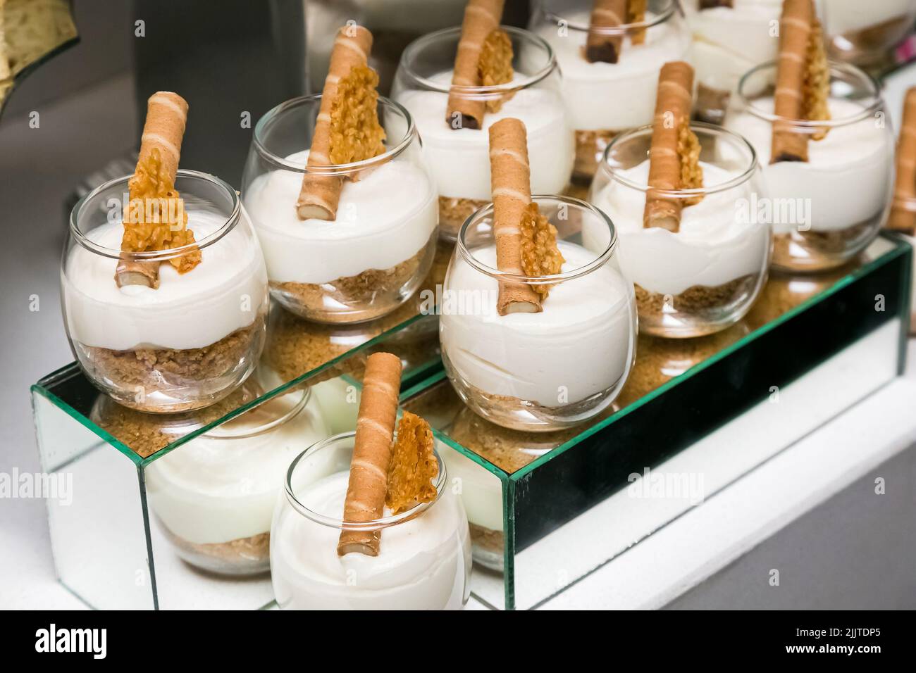Eine Nahaufnahme von köstlichen Desserts in einem Glas mit Creme in einem Restaurant Stockfoto