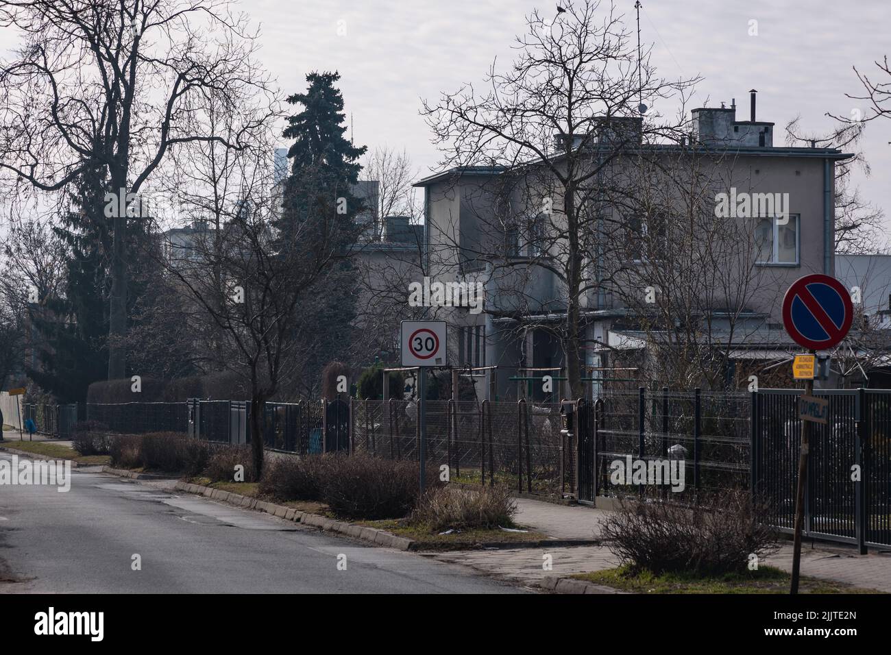 Beispiel einer modernistischen Architektur in der Stefan Wyszynski Straße in Stalowa Wola, Hauptstadt des Bezirks Stalowa Wola in der Woiwodschaft Subkarpaten, Polen Stockfoto