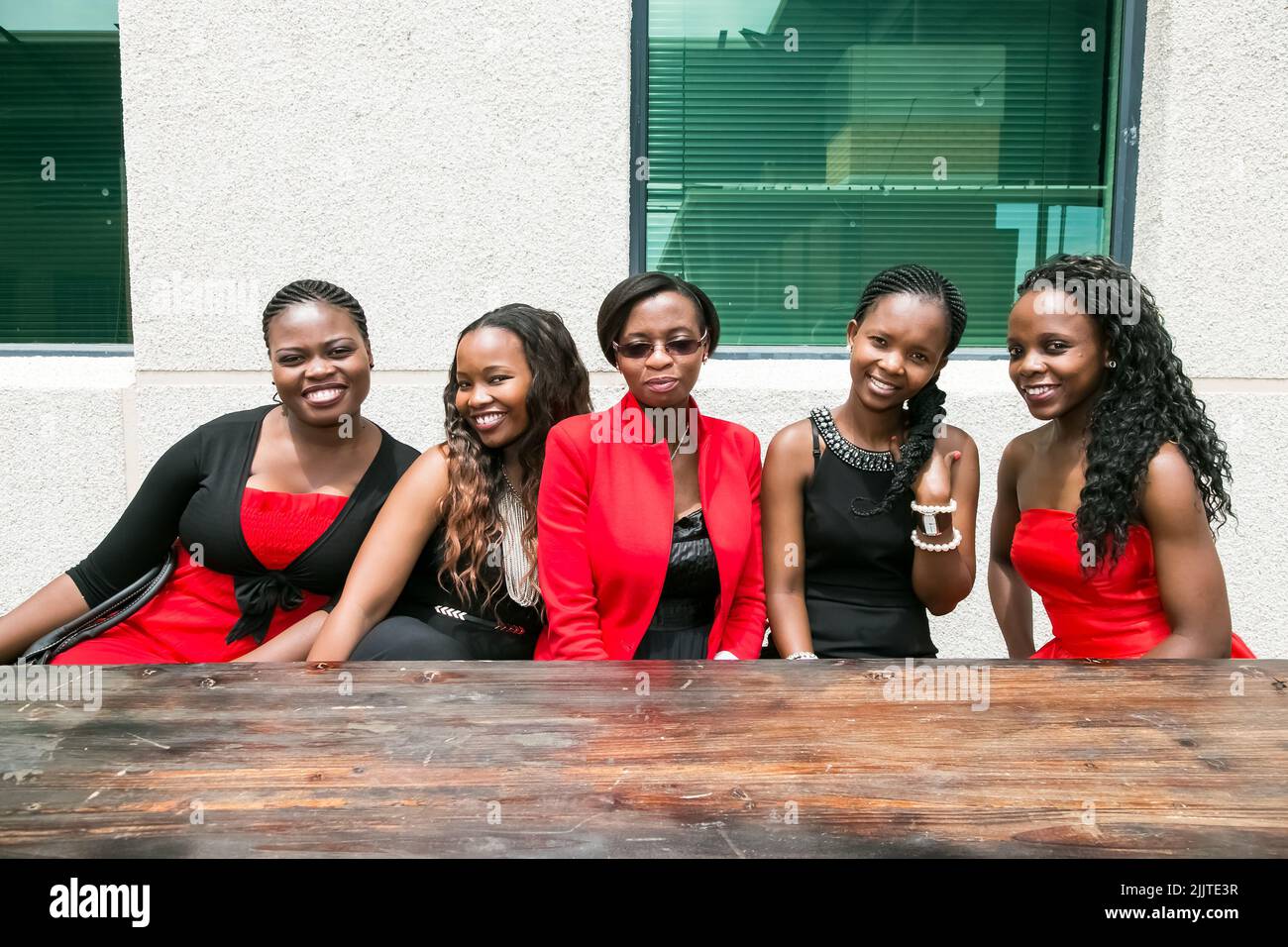 Eine Gruppe junger afrikanischer Studenten, die sich auf dem Campus in Johannesburg treffen Stockfoto