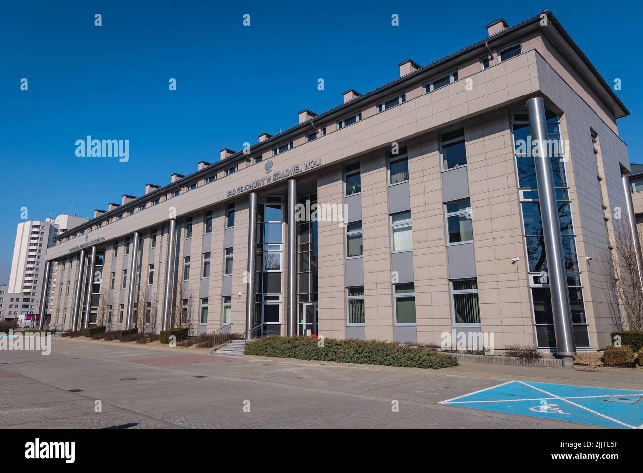 Gebäude des Bezirksgerichts und der Bezirksanwaltschaft in Stalowa Wola, Woiwodschaft Subkarpaten im Südosten Polens Stockfoto