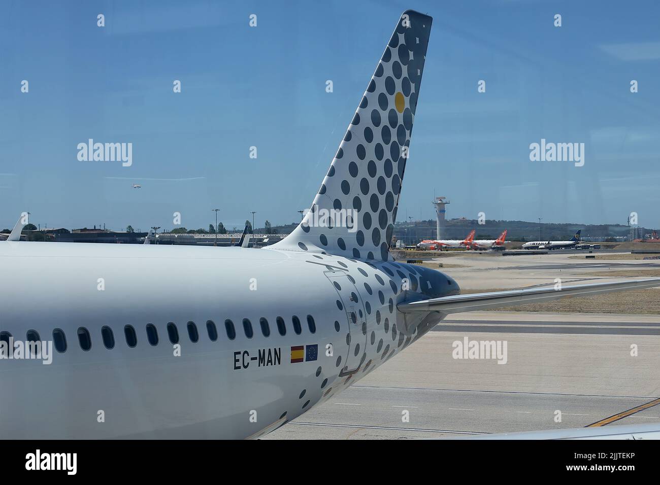 Lissabon, Portugal. 27.. Juli 2022. Die Flugzeuge werden am 27. Juli 2022 am internationalen Flughafen Humberto Delgado in Lissabon, Portugal, gesehen. (Bild: © Pedro Fiuza/ZUMA Press Wire) Stockfoto