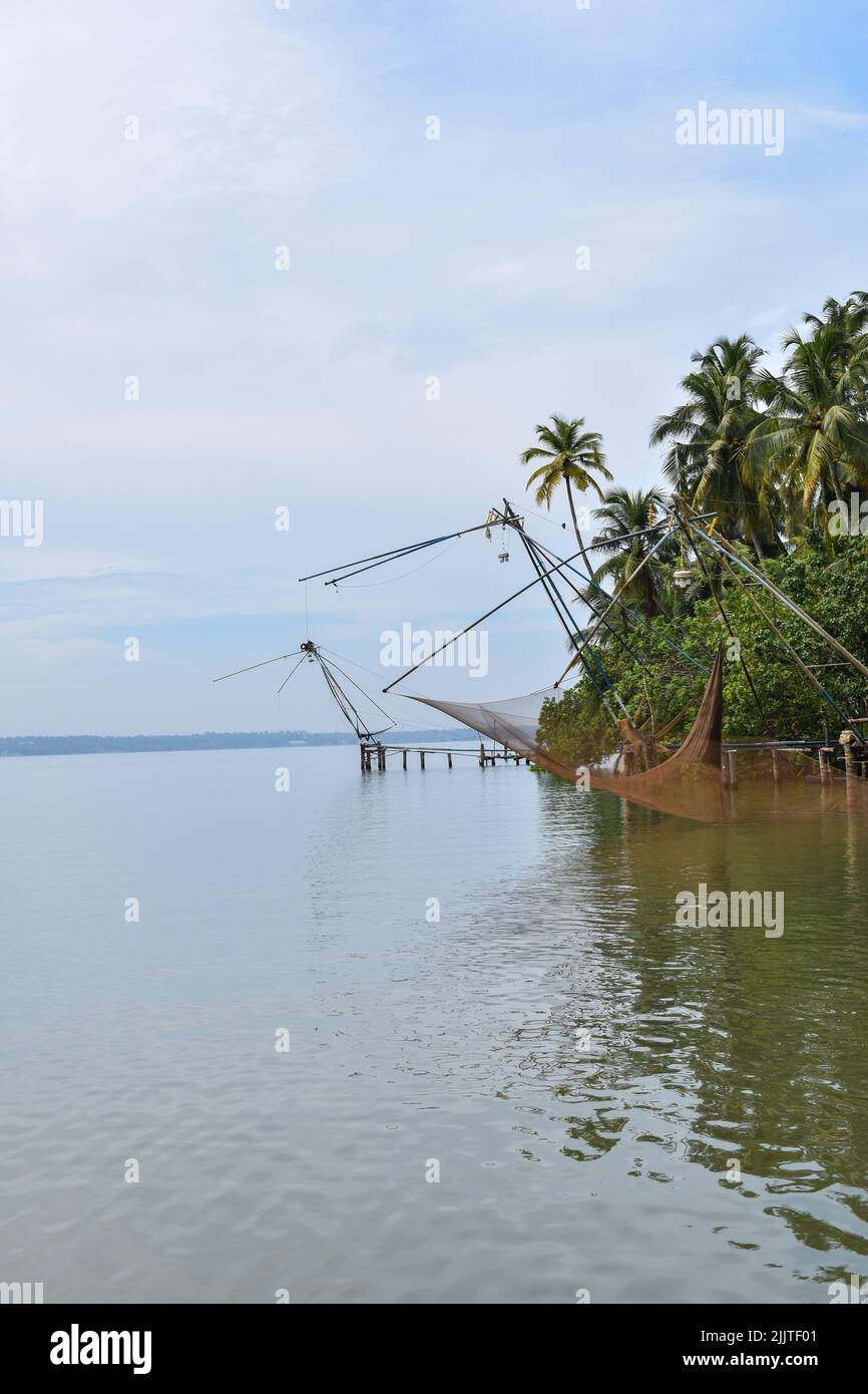 Eine vertikale Aufnahme des Netzes, das bereit ist, in den Ashtamudi-See in Kerala abgesenkt zu werden Stockfoto