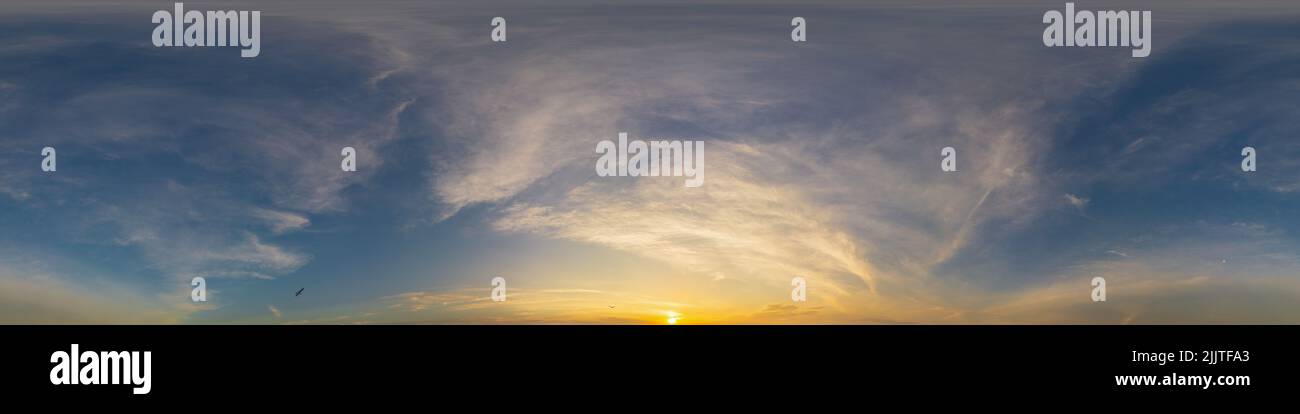 Golden glühender Sonnenuntergang Himmel Panorama mit Cirrus Wolken. HDR Seamless Spherical equirectangulant 360 Panorama Himmelskuppel oder Zenit für 3D-Visualisierung Stockfoto
