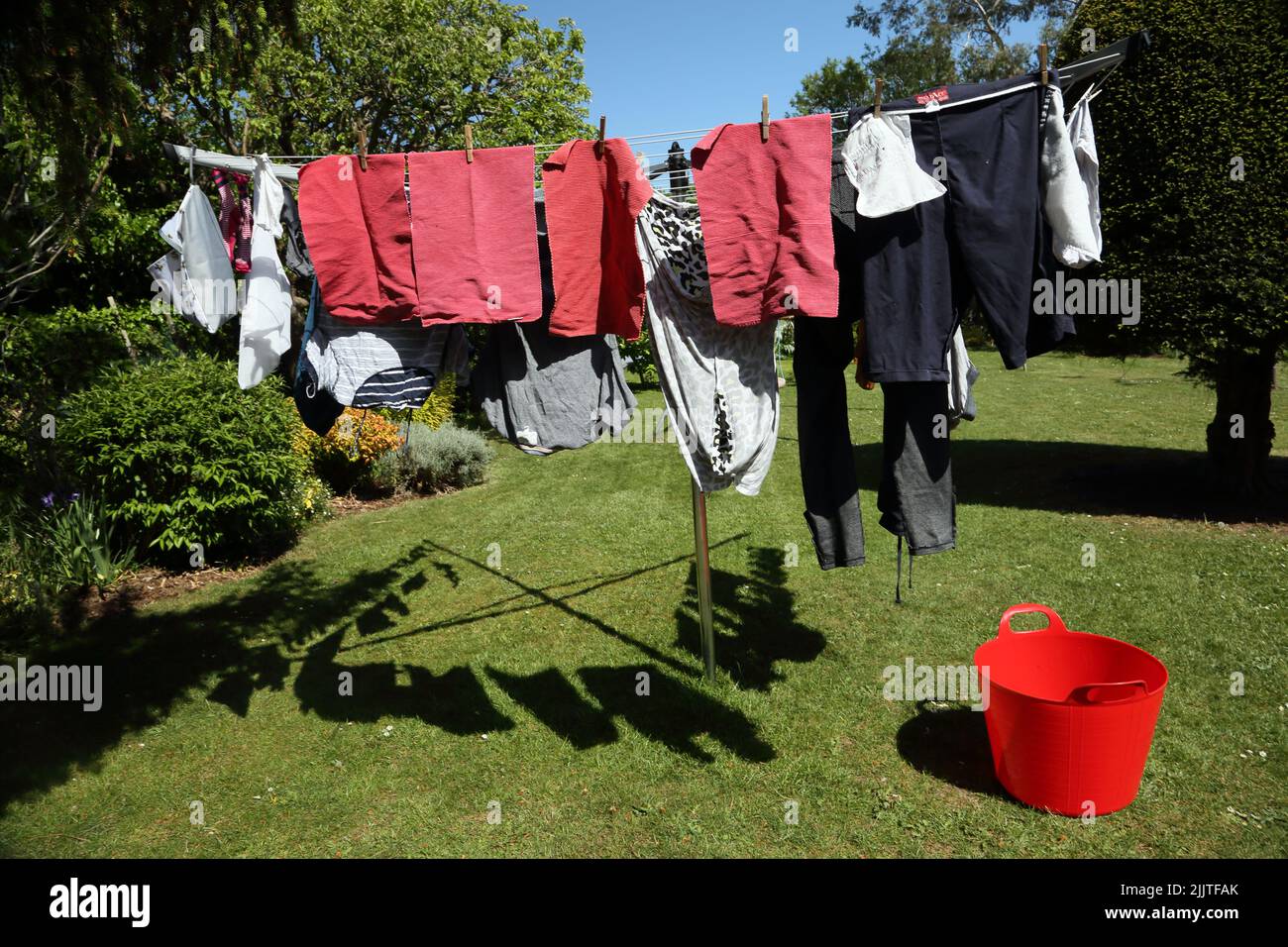 Kleidung Trocknen auf Rotary Line an einem sonnigen Tag im Mai Surrey England Stockfoto