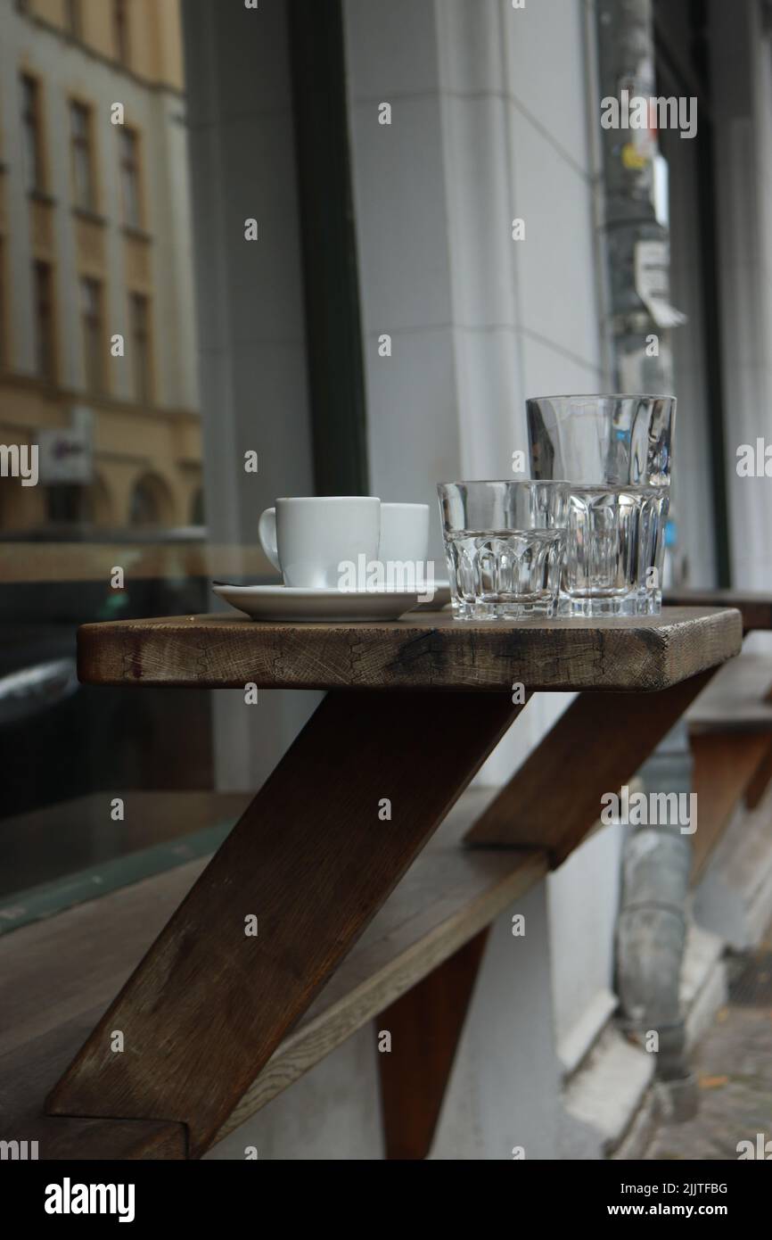 Die Kaffeetassen und Wassergläser auf einem Kaffeetisch im Freien Stockfoto