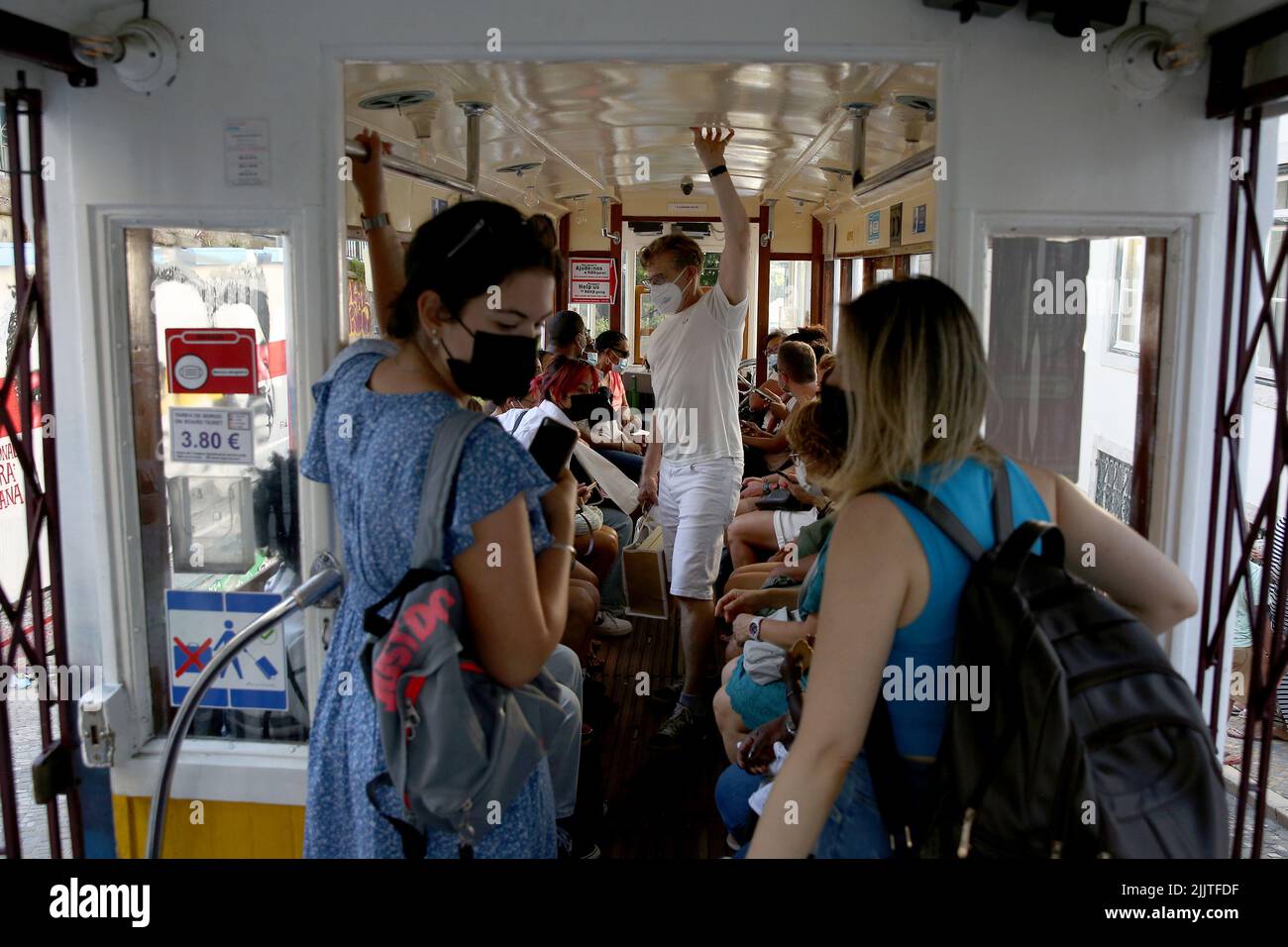 Lissabon, Portugal. 27.. Juli 2022. Touristen werden am 27. Juli 2022 in einer Straßenbahn in Lissabon, Portugal, gesehen. (Bild: © Pedro Fiuza/ZUMA Press Wire) Stockfoto