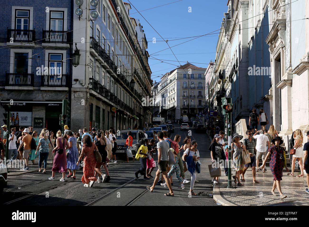 Lissabon, Portugal. 27.. Juli 2022. Touristen überqueren am 27. Juli 2022 eine Straße in Lissabon, Portugal. (Bild: © Pedro Fiuza/ZUMA Press Wire) Stockfoto
