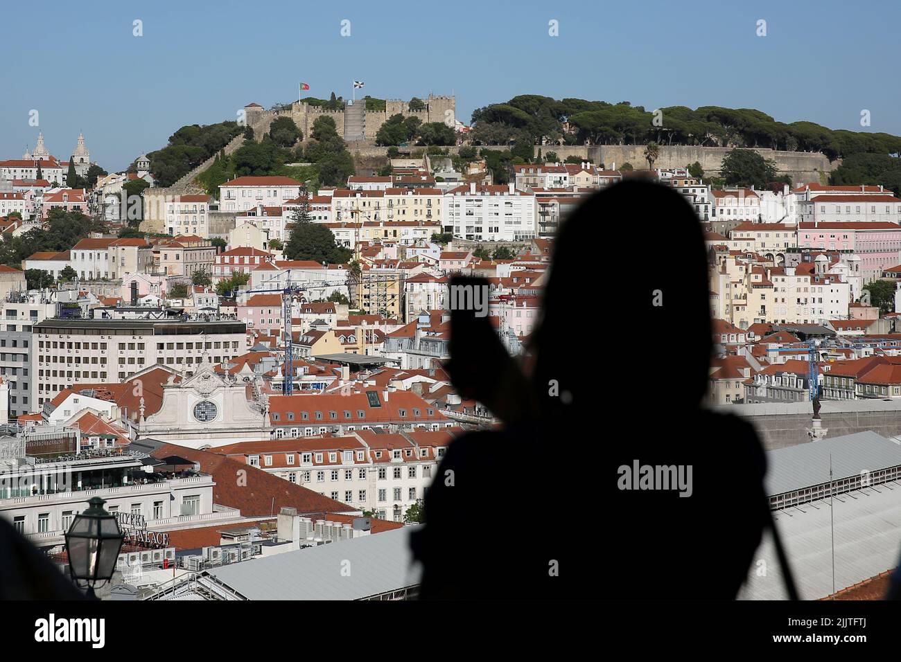 Lissabon, Portugal. 27.. Juli 2022. Ein Tourist macht am 27. Juli 2022 ein Foto an einem Aussichtspunkt in Lissabon, Portugal. (Bild: © Pedro Fiuza/ZUMA Press Wire) Stockfoto